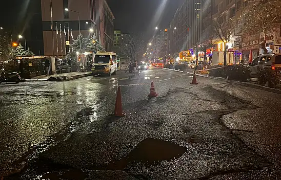 Siirt'te Hastane Önündeki Yol Çöktü! Yol Tek Yönlü Trafiğe Kapatıldı