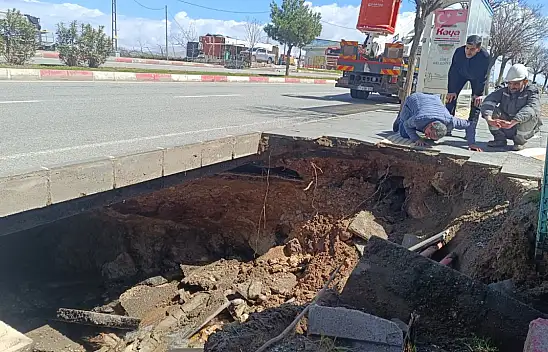 Siirt'te Kaldırım Çöktü: Kurtalan Caddesi Trafiğe Kapatıldı