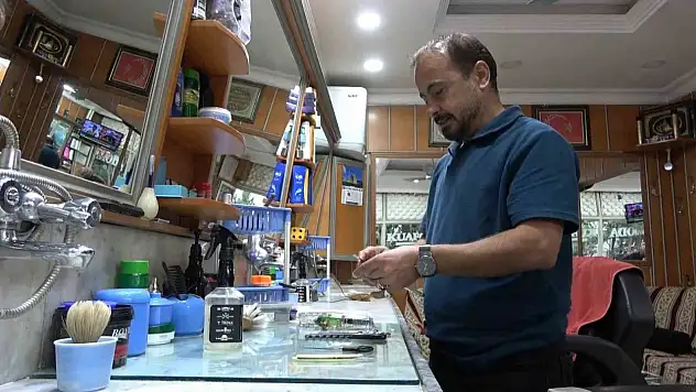 Siirt'te 'Kuaför' yerine 'berberi' tercih ediyor, klasik işletmesinde hala çeyrek asır önceki müşterisini tıraş ediyor