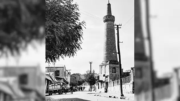 1953 yılına ait Siirt Ulu Cami minareli hatıra fotoğrafı gün yüzüne çıktı