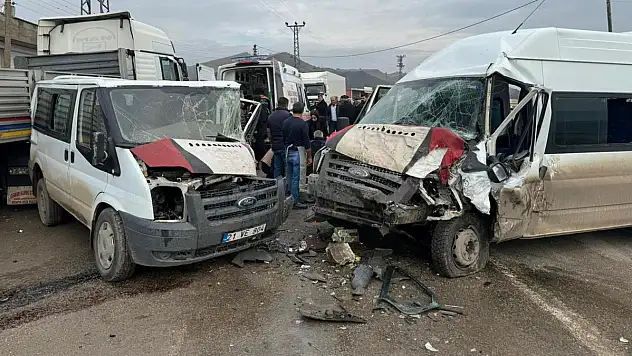 2 Minibüs Kafa Kafaya Çarpıştı: 18 Yaralı
