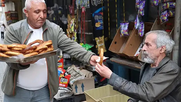 20 Yıl Simit Sattı, 49 Yaşında Sağlık Bakanlığı'na Atandı! Annesi İnanmadı