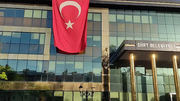 23 Nisan Dolayısıyla Belediye Binasının Üzerine Asılan Büyük Bayrak!