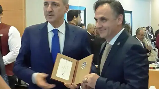 3. TURİZM ŞURASINDA DİKA GENEL SEKRETERİNE TURİZM BERATI VERİLDİ