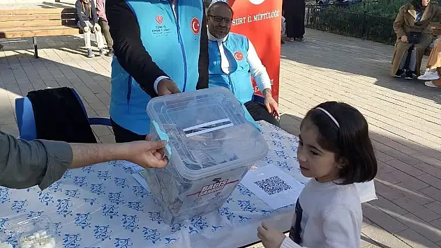 5 Yaşındaki Minik, Biriktirdiği Parayı Filistinli Çocuklara Bağışladı