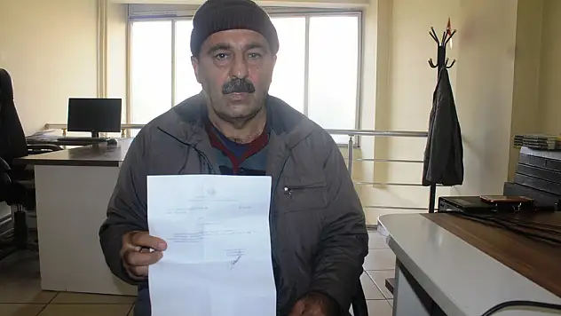 50 DÖNÜM ARAZİSİNİN BARAJ SULARI ALTINDA KALDIĞINI SÖYLEYEN ENGELLİ VATANDAŞIN İDDİASI: 'HAKKIMI İSTEDİM DİYE BENİ DARP ETTİLER!'