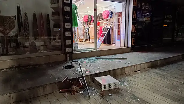 6. Kattan Düşen 16 Yaşındaki Kız Yaralandı