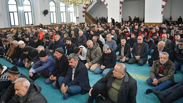 6 Şubat depremlerinde hayatını kaybedenler Siirt'te dualarla anıldı