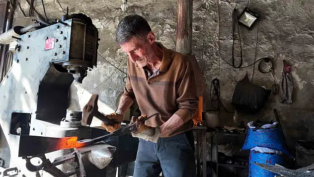 Siirt'te 60 yaşındaki usta, 45 yıldır demir dövüyor