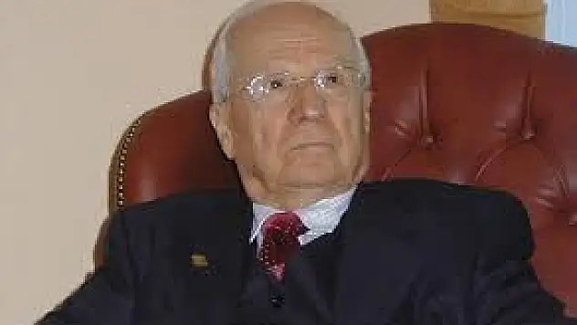 7. Cumhurbaşkanı Kenan Evren Siirt'e 3 Defa Gelmiş  ve Her Defasında Ahmet Arıtürk'ün Siirt ve  Türkiye Sorunlarını İçeren Şiirlerini Okumuştu