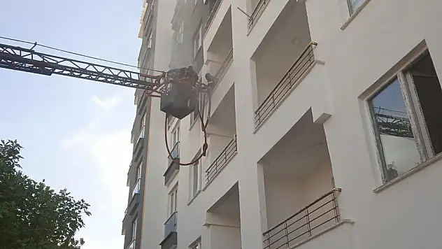7 Katlı Apartmanın 3. Katındaki Dairede Çıkan Yangın, İtfaiyenin Müdahalesiyle Söndürüldü 