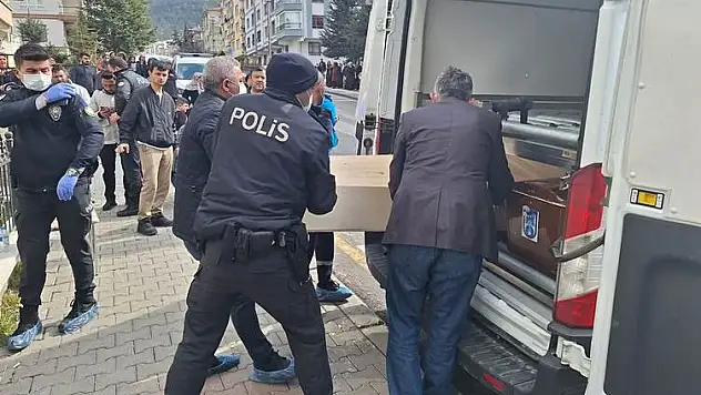 77 Yaşındaki Adam Eşi ve Oğlunu Öldürdü