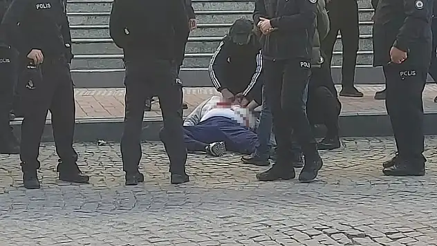 Adliye Çıkışında Dehşet: İstismarla Suçladığı Kişiyi Kalbinden Bıçakladı