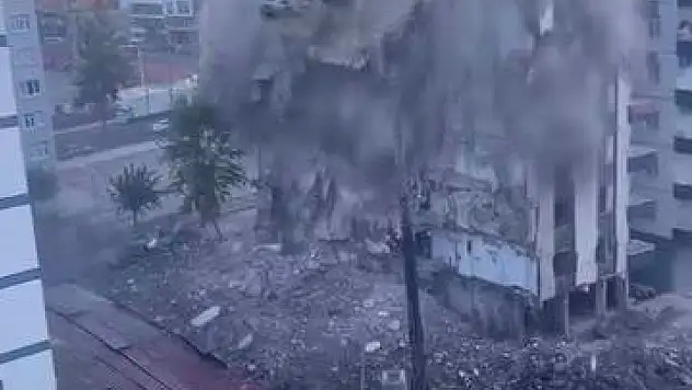 Ağır hasarlı 8 katlı bina tek dokunuşta yerle bir oldu
