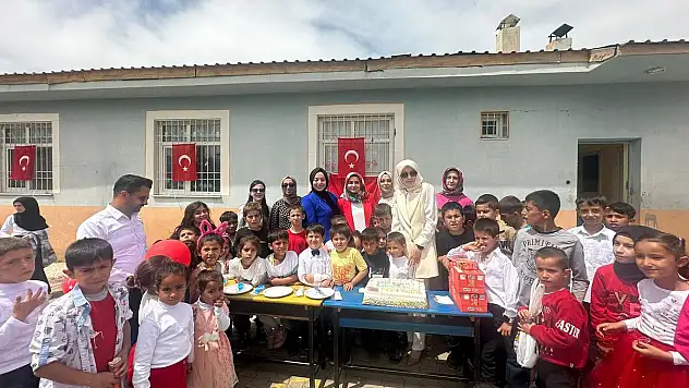 AK Parti Kadın Kolları Başkanı Mavi'den Şehit Mehmet Emin Carav İlkokuluna Ziyaret