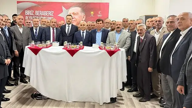 AK Parti Siirt Teşkilatı Bayramı Vatandaşlarla Kutladı