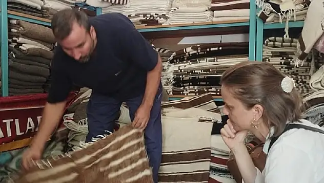 Alman Moda Tasarımcısı Julia von Leliwa, Siirt'te Tiftik Battaniyesi Hakkında İncelemelerde Bulundu