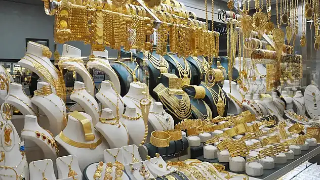 Altın fiyatları haftaya düşüşle başladı! İşte gram, çeyrek ve cumhuriyet altın fiyatları