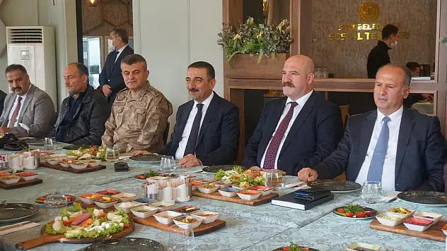 (AMACIMIZ SİİRT'İ LAYIK OLDUĞU DÜZEYE ÇIKARMAK) DİYEN VALİ OSMAN HACIBEKTAŞOĞLU İLİMİZİN SORUNLARINI BASIN MENSUPLARIYLA PAYLAŞTI