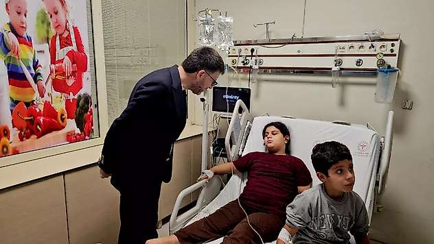 Ameliyattan Çıktı, Öğrencilerin Yanına Gitti: AK Parti Siirt İl Başkanı Gider'den Hastane Ziyareti
