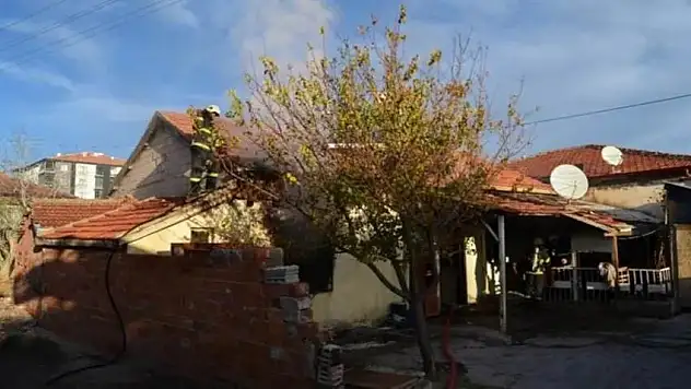 Annesi İle 2 Kardeşini Rehin Alıp Evi Ateşe Verdi