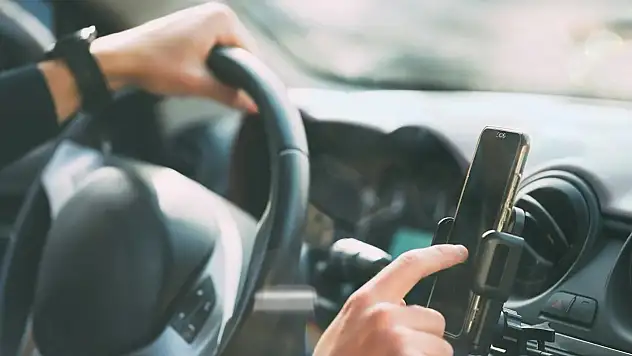 Araçlarda Telefon Tutucu ve Aynaya Asılan Koku Yasaklandı mı? Bakan Yardımcısından Açıklama