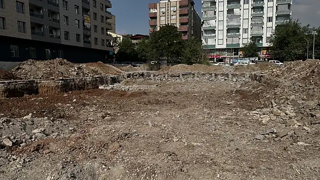 Artı Siirt Gündeme Getirdi: Atatürk İlkokulu'nda İlk Kazma Vuruldu