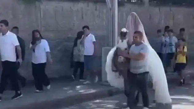 At Üzerindeki Gelin, İlgi Odağı Oldu!