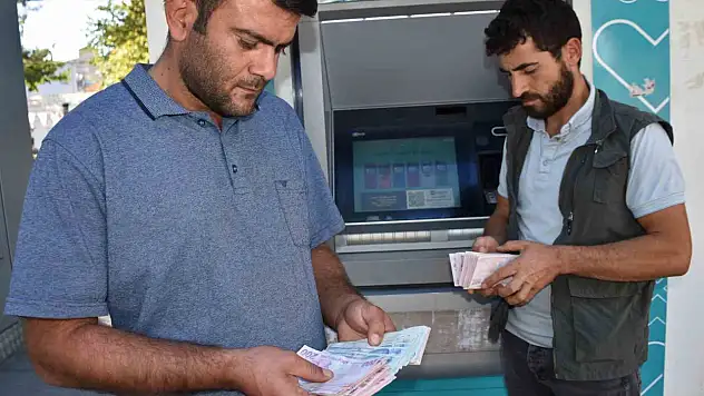 ATM'de buldukları yüklü miktarda paranın sahibini arıyorlar