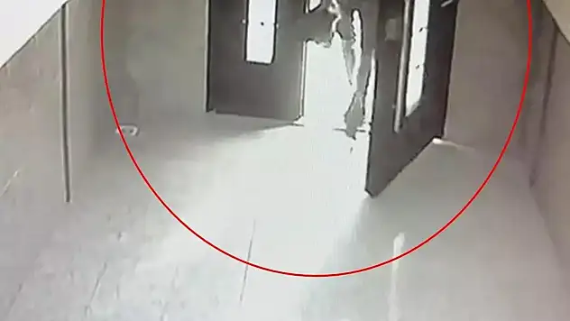 Ayakkabıyı Çalıp, Terlik Bıraktı!