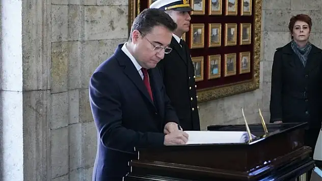 Babacan, Anıtkabir Özel Defteri'ni İmzaladı