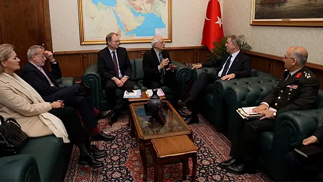 Bakan Akar AB Komisyonu Başkan Yardımcısıyla bir araya geldi