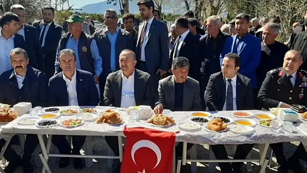 Bakan Çavuşoğlu İdlib şehidinin ailesini ziyaret etti