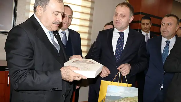 Bakan Eroğlu'ndan, Pervarili Arıcılara Tam Destek