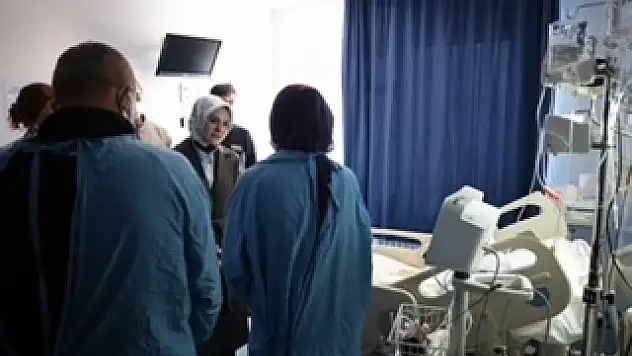 Bakan Göktaş'tan Sahipsiz Köpeklerin Saldırısına Uğrayan 10 Yaşındaki Tunahan'a Ziyaret