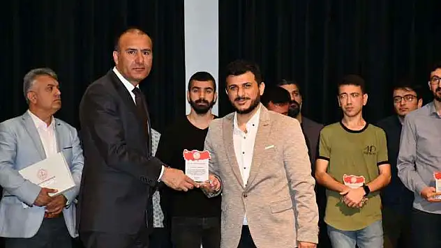 Bakan Özer'den Siirt AKUB'a Teşekkür Plaketi