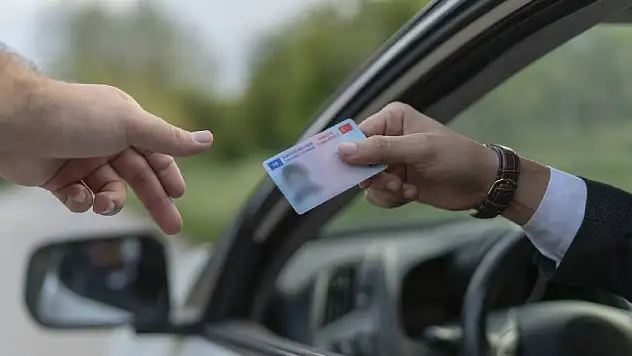 Bakan Yerlikaya açıkladı: Kırmızı ışık ihlalinde 6'ncı kezde ehliyet iptal edilecek