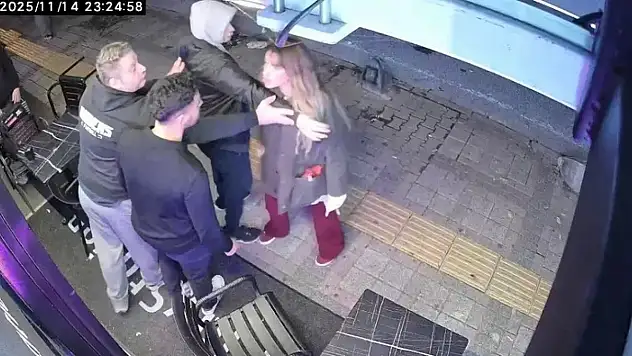 Bakırköy'de Siirtli alkollü kadın ortalığı birbirine kattı! Tekme atıp 'Belki çocuğun olmaz' dediği anlar kamerada