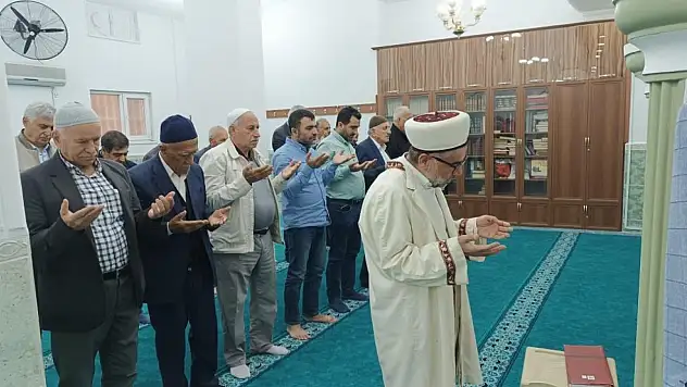 Batman'da Camilerde Yağmur Duası: Vatandaşlar Kuraklığa Karşı Ellerini Semaya Açtı