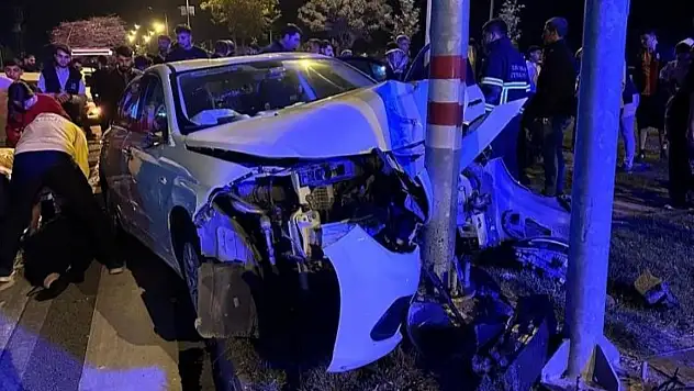 Batman'da otomobil trafik ışığı direğine çarptı: 3 yaralı