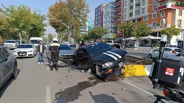 Batman'da Refüje Çıkan Araca Arkadan Çarpan Otomobilde 1 Kişi Yaralandı