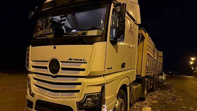 Batman'da tır ile otomobil çarpıştı: 2 yaralı