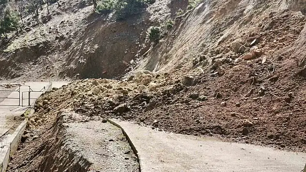 Batman'da Toprak Kaymaları Ulaşımı Aksattı
