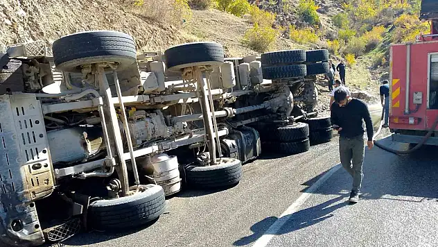 Batman'da virajı alamayan asfalt yüklü kamyon devrildi