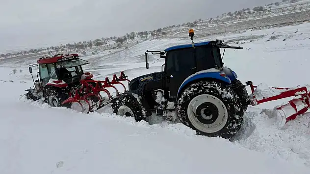 Batman kırsalında yollar kapandı, traktörler kara saplandı