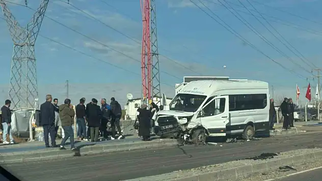 Batman Siirt Çevre yolunda feci kaza: Tır ile minibüs çarpıştı, 6 yaralı