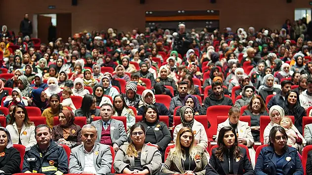Batman Valiliği Batman Belediyesi, Batman Üniversitesi, Tüpraş ve Birleşmiş Milletler Kadın Birimi'nin Katılımıyla Konferans Düzenledi