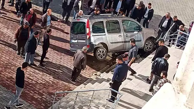 Baygın Sürücü Hükümet Konağı'na Daldı!