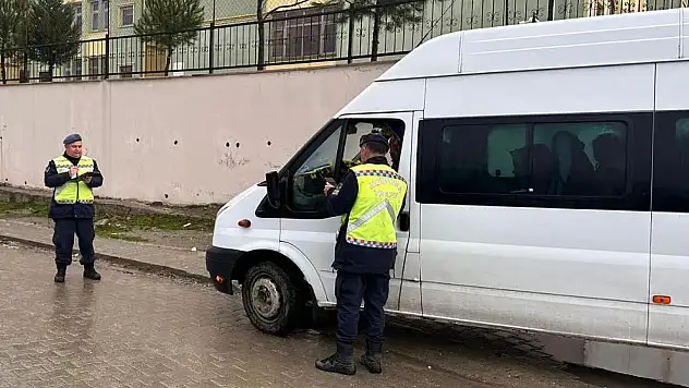 Baykan 'da Jandarma Ekipleri  Okul Servis Araçlarını Denetledi