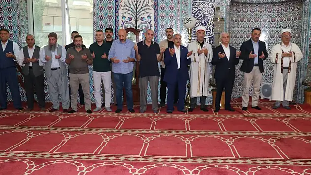 Bayram Namazını Çarşı Camiinde Eda Eden Vali,  Cemaatle ve Halkla Bayramlaştı